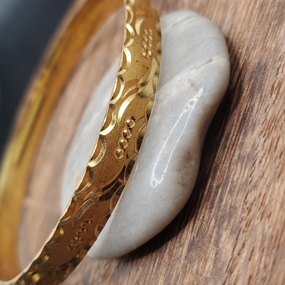 3/$20 B2836‎ amazing etched scroll bracelet 😍  stunning royal - Picture 2 of 3